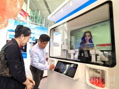 现场工做人员演示了食物中致病菌的快速筛查检